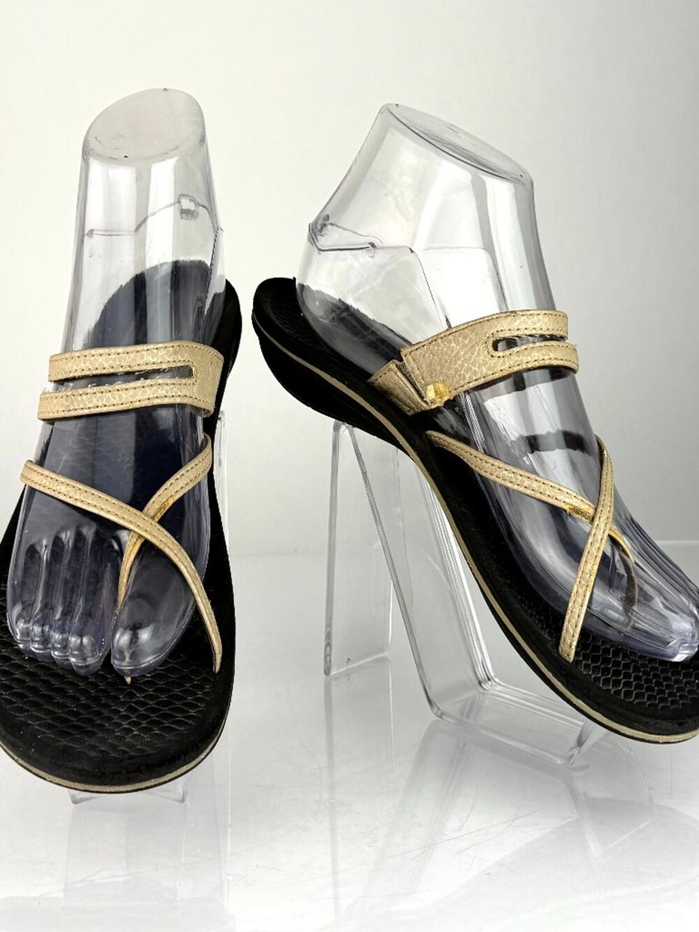 OluKai Kaekae Metallic Gold Strappy Thong Sandals - Size 7